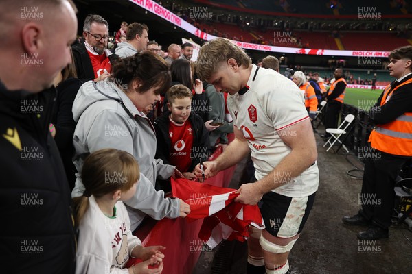 151125 - Wales v Japan - Quilter Nations Series - Aaron Wainwright of Wales with fans at full time