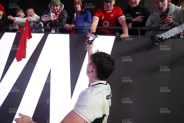 151125 - Wales v Japan - Quilter Nations Series - Dan Edwards of Wales with fans at full time