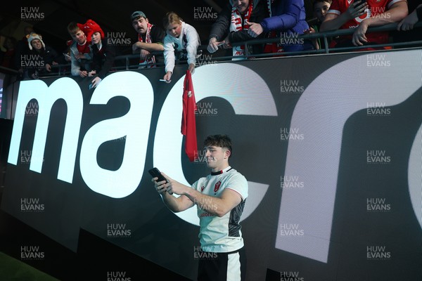 151125 - Wales v Japan - Quilter Nations Series - Dan Edwards of Wales with fans at full time