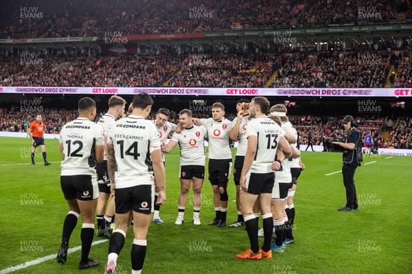 151125 - Wales v Japan - Quilter Nations Series - Wales team huddle before the game
