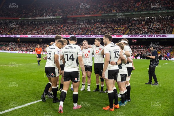 151125 - Wales v Japan - Quilter Nations Series - Wales team huddle before the game