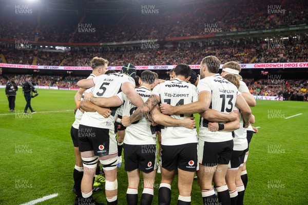 151125 - Wales v Japan - Quilter Nations Series - Wales team huddle before the game