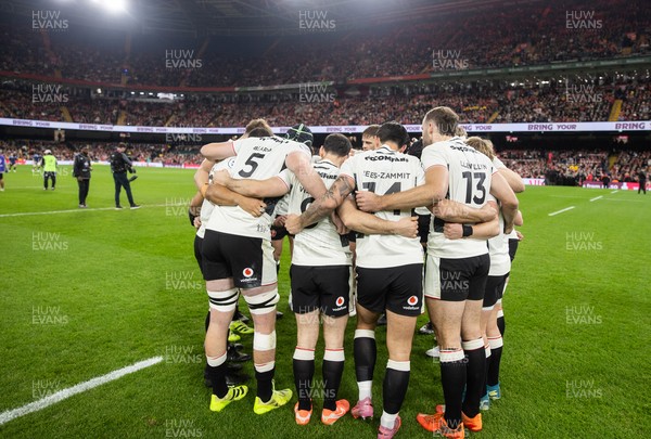 151125 - Wales v Japan - Quilter Nations Series - Wales team huddle before the game