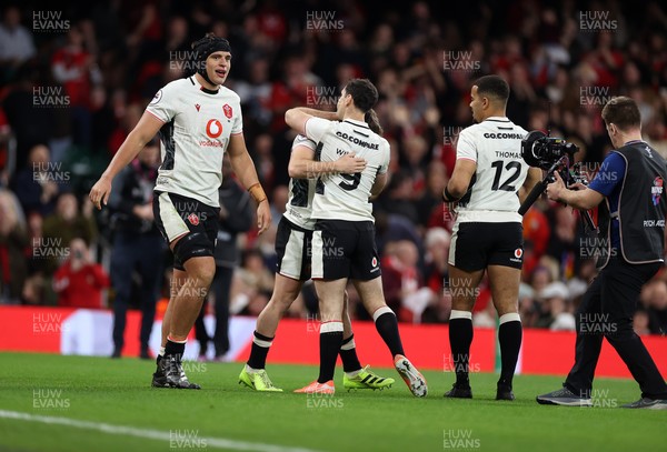 151125 - Wales v Japan - Quilter Nations Series - Dan Edwards of Wales celebrates scoring a try with team mates
