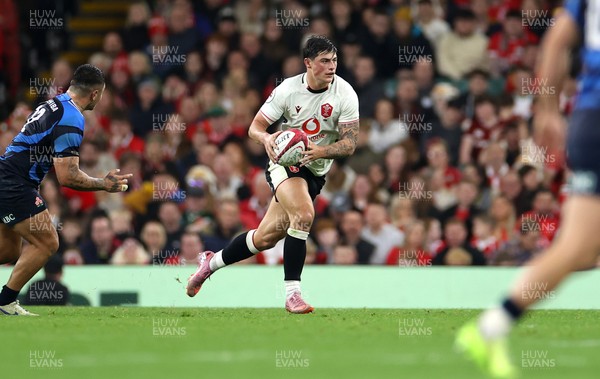 151125 - Wales v Japan - Quilter Nations Series - Louis Rees-Zammit of Wales 