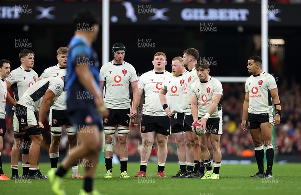 151125 - Wales v Japan - Quilter Nations Series - Wales players before a line out
