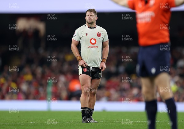 151125 - Wales v Japan - Quilter Nations Series - Olly Cracknell of Wales 
