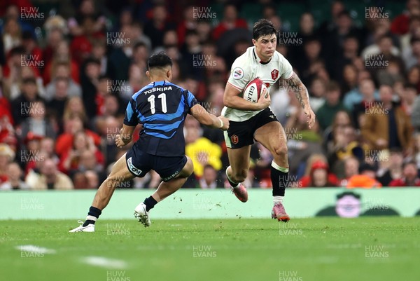 151125 - Wales v Japan - Quilter Nations Series - Louis Rees-Zammit of Wales is tackled b Tomoki Osada of Japan 