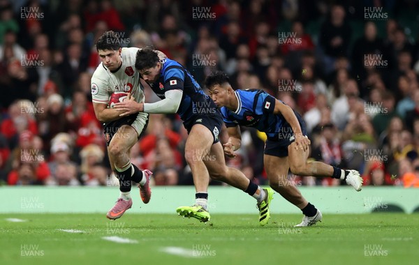 151125 - Wales v Japan - Quilter Nations Series - Louis Rees-Zammit of Wales is tackled b Tomoki Osada of Japan 