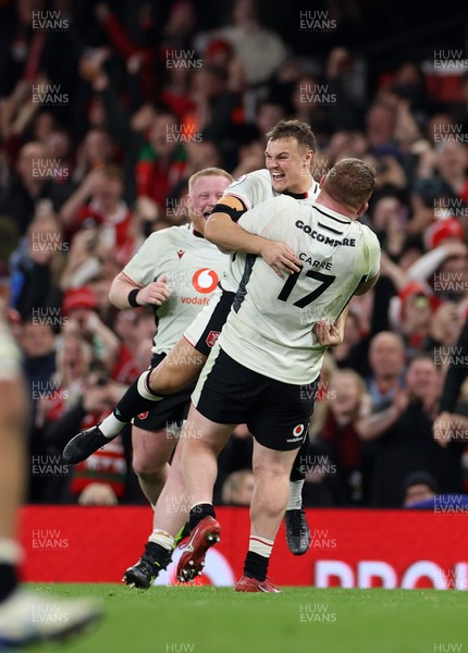 151125 - Wales v Japan - Quilter Nations Series - Jarrod Evans of Wales celebrates kicking the winning penalty of the game
