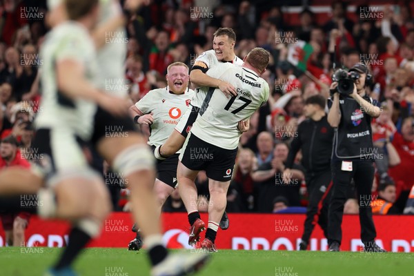 151125 - Wales v Japan - Quilter Nations Series - Jarrod Evans of Wales celebrates kicking the winning penalty of the game