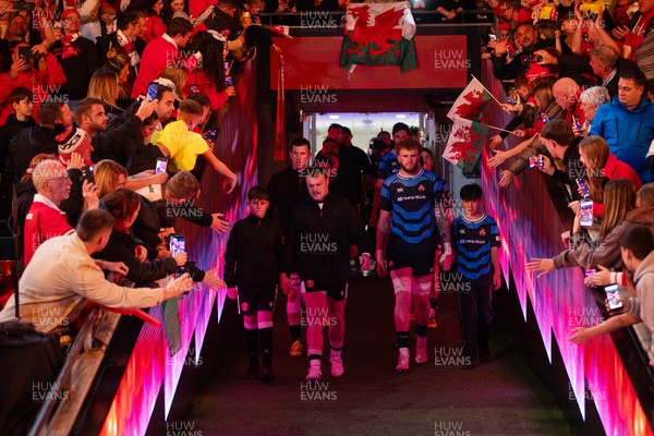 151125 - Wales v Japan - Quilter Nations Series - Teams walk down the tunnel at the start of the match