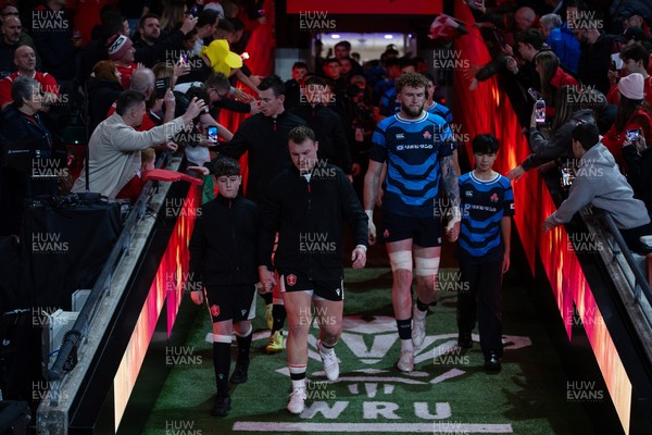 151125 - Wales v Japan - Quilter Nations Series - Teams walk down the tunnel at the start of the match