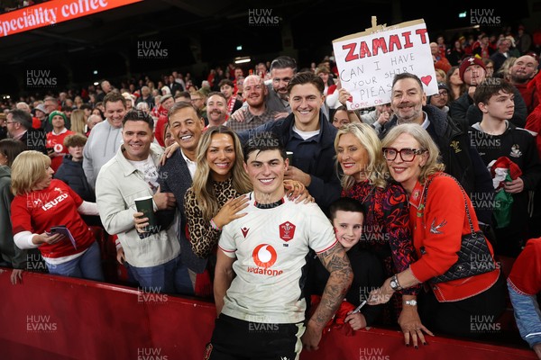 151125 - Wales v Japan - Quilter Nations Series - Louis Rees-Zammit of Wales with family