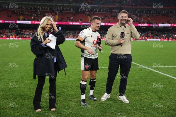 151125 - Wales v Japan - Quilter Nations Series - Jarrod Evans of Wales with Dan Biggar at full time