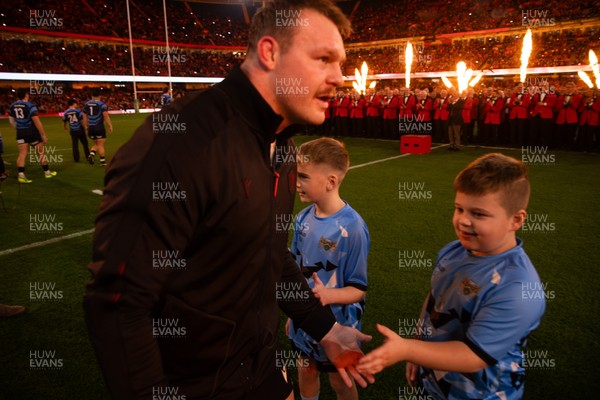 151125 - Wales v Japan - Quilter Nations Series - Dewi Lake of Wales with mascots