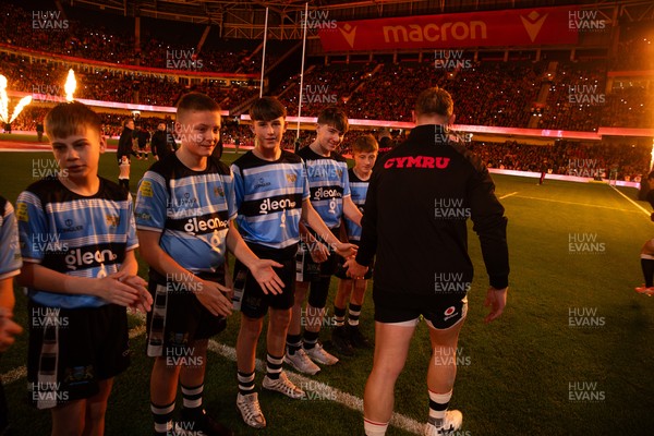 151125 - Wales v Japan - Quilter Nations Series - Dewi Lake of Wales with mascots