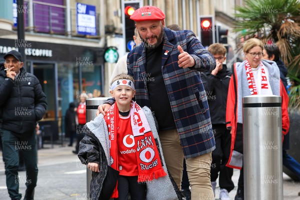 151125 - Wales v Japan - Quilter Nations Series - Wales fans outside the stadium