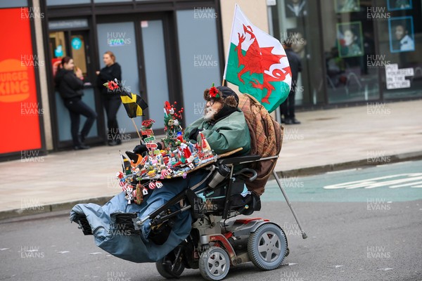 151125 - Wales v Japan - Quilter Nations Series - Wales fans outside the stadium