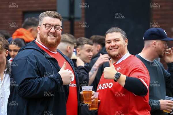 151125 - Wales v Japan - Quilter Nations Series - Wales fans outside the stadium