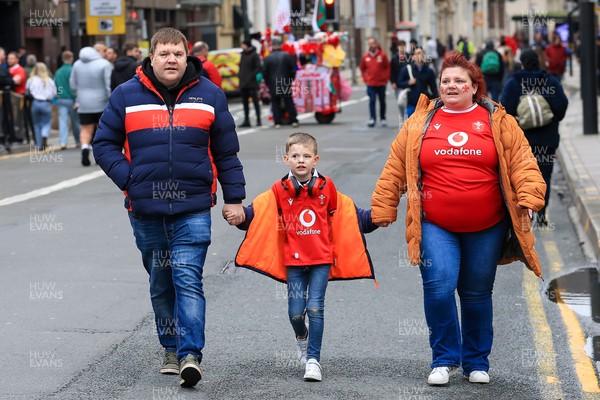 151125 - Wales v Japan - Quilter Nations Series - Wales fans outside the stadium