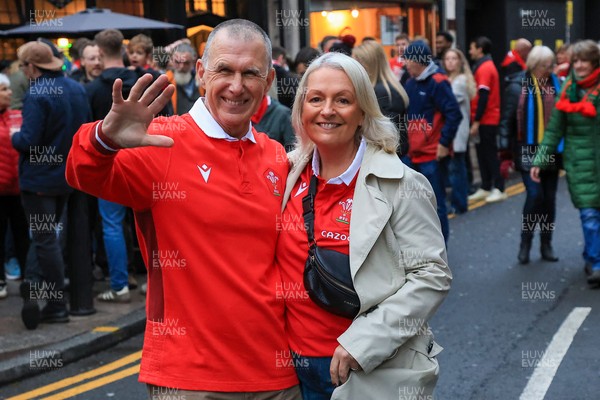 151125 - Wales v Japan - Quilter Nations Series - Wales fans outside the stadium