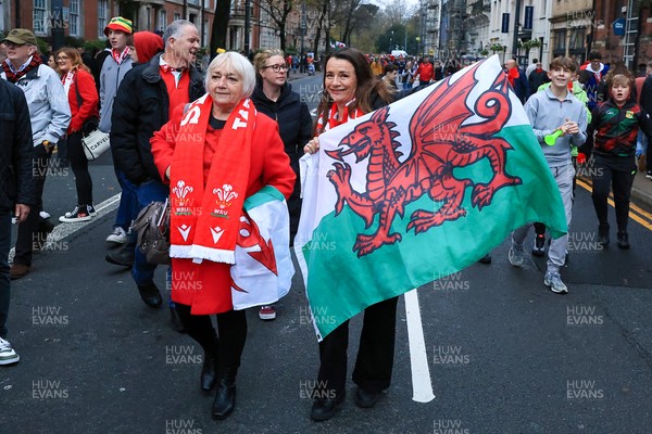151125 - Wales v Japan - Quilter Nations Series - Wales fans outside the stadium
