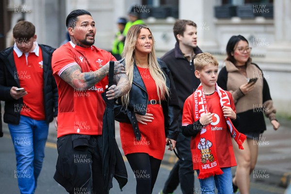 151125 - Wales v Japan - Quilter Nations Series - Wales fans outside the stadium