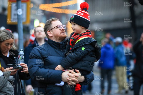 151125 - Wales v Japan - Quilter Nations Series - Wales fans outside the stadium