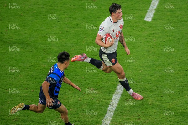 151125 - Wales v Japan - Quilter Nations Series - Louis Rees-Zammit of Wales