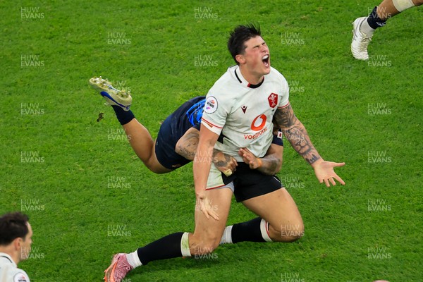 151125 - Wales v Japan - Quilter Nations Series - Louis Rees-Zammit of Wales 