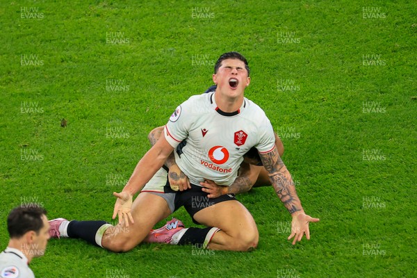 151125 - Wales v Japan - Quilter Nations Series - Louis Rees-Zammit of Wales