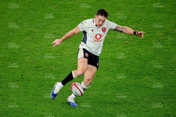 151125 - Wales v Japan - Quilter Nations Series - Josh Adams of Wales kicks