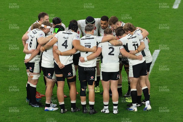 151125 - Wales v Japan - Quilter Nations Series - Wales team huddle before kick off