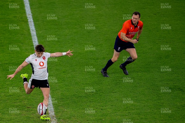 151125 - Wales v Japan - Quilter Nations Series - Dan Edwards of Wales kicks