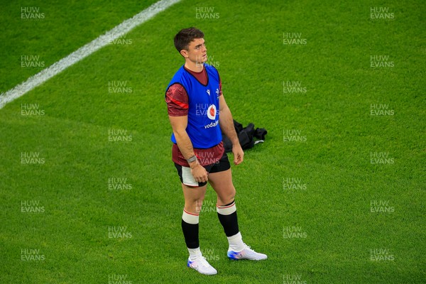 151125 - Wales v Japan - Quilter Nations Series - Reuben Morgan-Williams of Wales warming up before game 