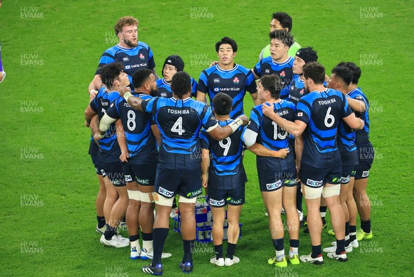 151125 - Wales v Japan - Quilter Nations Series - Japan players huddle during game 