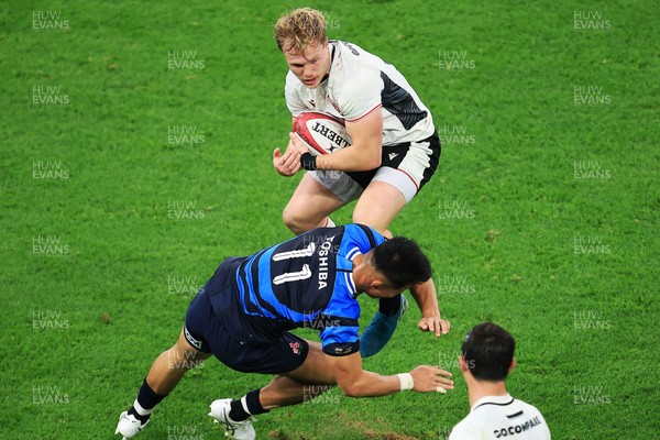 151125 - Wales v Japan - Quilter Nations Series - Blair Murray of Wales catches a high ball