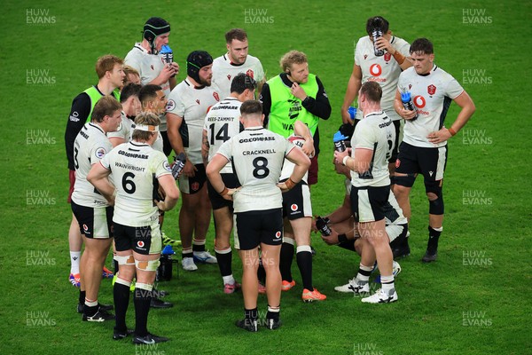 151125 - Wales v Japan - Quilter Nations Series - Wales players during break in game