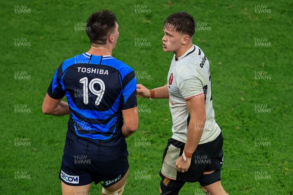 151125 - Wales v Japan - Quilter Nations Series - Alex Mann of Wales  clashes with Harry Hockings of Japan
