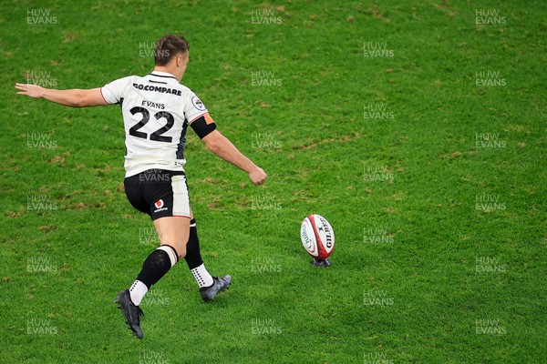 151125 - Wales v Japan - Quilter Nations Series - Jarrod Evans of Wales kicks winning penalty 