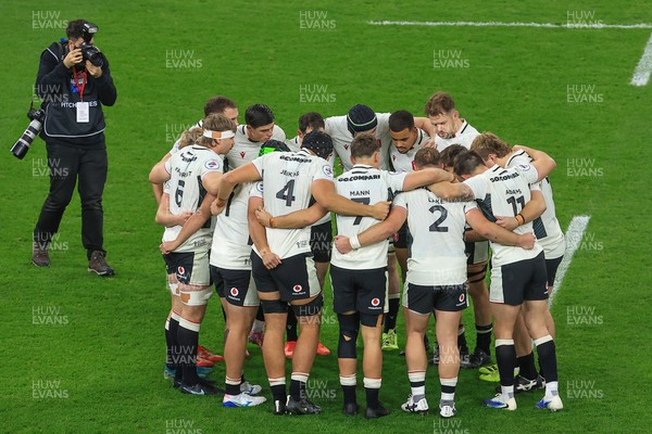 151125 - Wales v Japan - Quilter Nations Series - Wales players huddle before game 