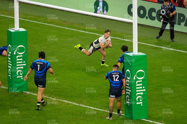 151125 - Wales v Japan - Quilter Nations Series - Dan Edwards of Wales Scores a Try