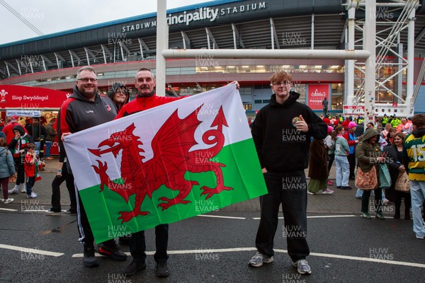 151125 - Wales v Japan - Quilter Nations Series - Wales fans outside the stadium before the match