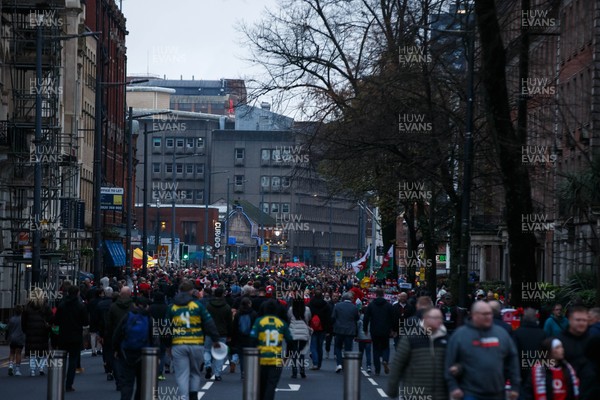 151125 - Wales v Japan - Quilter Nations Series - Fans in Westgate Street before the match