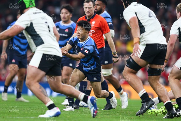 151125 - Wales v Japan - Quilter Nations Series - Naoto Saito of Japan passes the ball