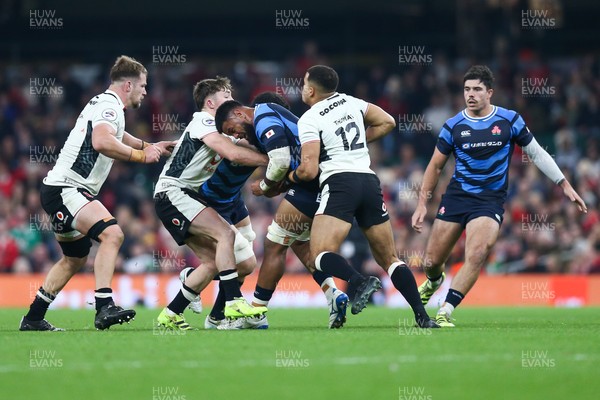 151125 - Wales v Japan - Quilter Nations Series - Dan Edwards and Ben Thomas of Wales hold up Faulua Makisi of Japan