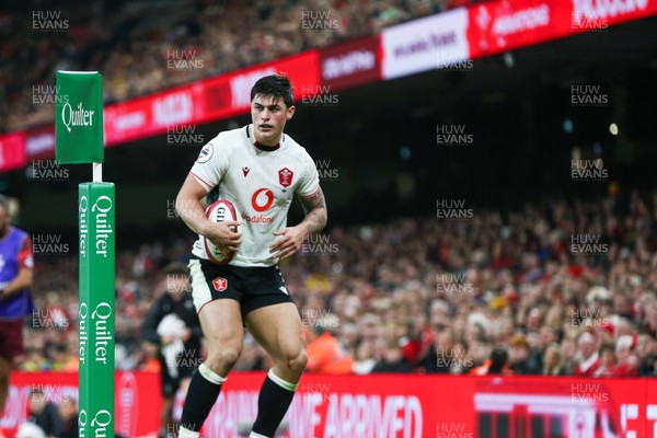151125 - Wales v Japan - Quilter Nations Series - Louis Rees-Zammit of Wales gets back in defence
