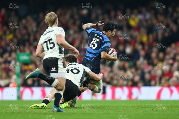151125 - Wales v Japan - Quilter Nations Series - Yoshitaka Yazaki of Japan is tackled by Dan Edwards of Wales