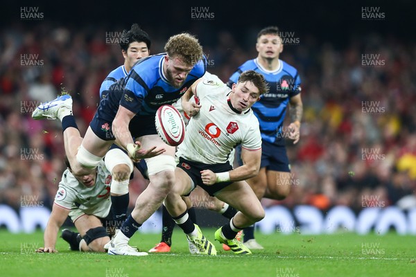 151125 - Wales v Japan - Quilter Nations Series - Warner Dearns of Japan loses the ball in a tackle